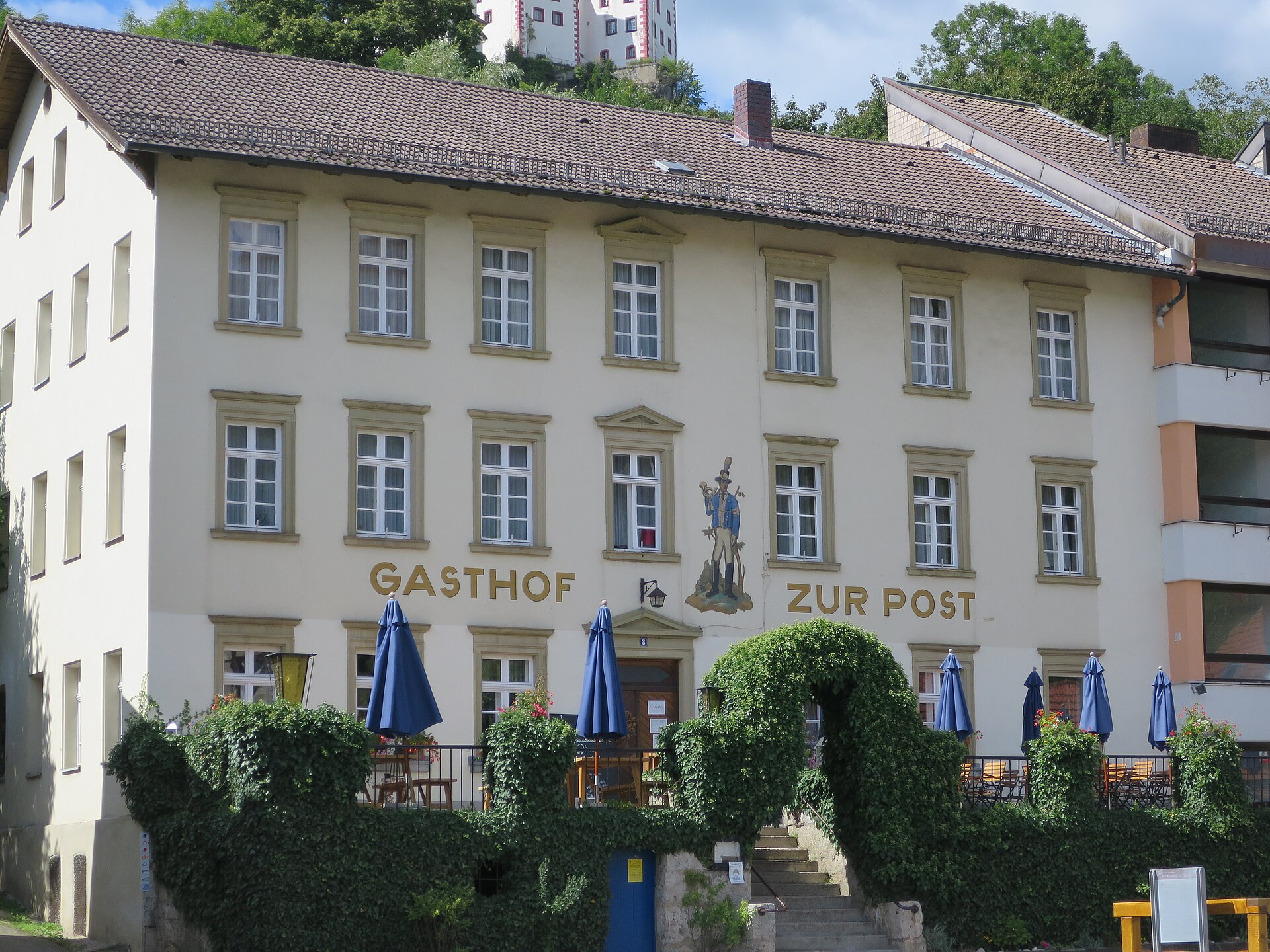 Gasthof zur Post Egloffstein — historische Fassade bei Abendbeleuchtung mit Lichterketten